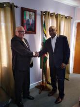 Recibe Ministro de Seguridad Nacional y de Asuntos Internos de Dominica a Embajador de Cuba.