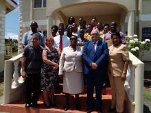 Entrega Embajador de Cuba becas a estudiantes dominicos
