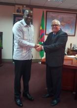 Recibe primer Ministro de Dominica a Embajador de Cuba.