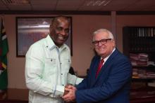 RECIBE PRIMER MINISTRO DE DOMINICA A EMBAJADOR DE CUBA 