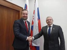 Embajador de Cuba en Eslovaquia sostiene encuentro con Ľuboš Blaha, vicepresidente del Parlamento eslovaco.