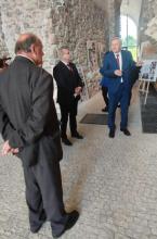 Embajador cubano participa en exposición de obras de arte con motivo del 80 aniversario de la liberación del fascismo