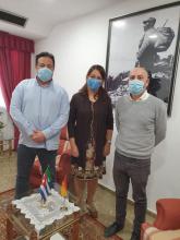 Representantes de IU y PCA visitan la sede del Consulado General de Cuba en Sevilla