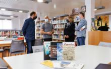 La Asociación Valenciana de Amistad con Cuba José Martí dona un lote de libros de Nicolás Guillén y José Martí a l’Alfàs