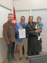 Saberse y sentirse cubanos: Entregan resolución de adquisición de la ciudadanía cubana a pequeña residente en Barcelona