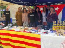 La solidaridad con Cuba condena el Bloqueo en la jornada de Sant Jordi en Mollet del Vallés y Badalona 