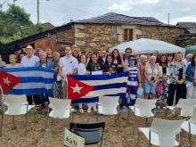 Lugo, Galicia, 13 de agosto de 2024: En ocasión del 98º aniversario del natalicio de Fidel Castro Ruz se realizó acto de homenaje en Láncara, Lugo. El lugar escogido para esta celebración fue la Casa Museo “Angel Castro”, Centro de Interpretación de la Emigración Gallega y lugar donde nació su padre. Fue una actividad cargada de emoción, historia y reafirmación de los lazos de hermandad entre Galicia y Cuba. En la pequeña localidad gallega, se dieron cita figuras destacadas de la comunidad cubana y del es