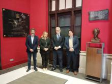 Zaragoza, 16 de mayo de 2023.- Como parte de la visita de trabajo a la Comunidad Autónoma de Aragón que desarrolla el Cónsul General de Cuba en Barcelona Alejandro Castro Medina, tuvo lugar una fructífera visita a la Universidad de Zaragoza. El diplomático cubano fue recibido en el Paraninfo de la Universidad de Zaragoza, por el Dr. José A. Mayoral Murillo, Rector de la Universidad, donde el Apóstol José Martí se graduó de Derecho, Filosofía y Letras. Durante el encuentro intercambiaron sobre el accionar d