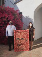 Pintor cubano entrega pinturas alegóricas a José Martí a la sede del Consulado General de Cuba en Sevilla