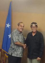 Carlos Manuel Rojas Lago, Embajador de Cuba en Fiji concurrente en Micronesia (d) con el presidente Peter M. Christian.