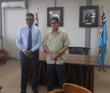 El Embajador de Cuba en Fiji Carlos Manuel Rojas (a la derecha) y el Secretario Permanente del Gabinete del Primer Ministro