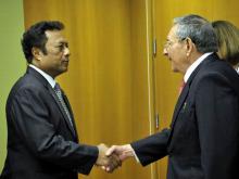 El entonces Presidente de los Consejos de Estado y de Ministros, General de Ejército Raúl Castro Ruz, al presidir la ceremonia de firma del acuerdo junto al actual Presidente de Palaos Thomas Remengesau