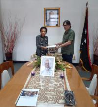 El Embajador de Cuba en Fiji, Carlos Manuel Rojas, entrega a su homóloga de Papúa Nueva Guinea el mensaje de condolencias enviado por el Primer Ministro Manuel Marrero