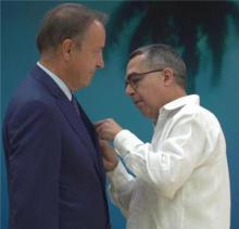 Otorgan Medalla de la Amistad a reconocido político francés.