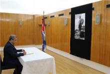 La representación diplomática de Cuba en Francia abrió hoy un libro de condolencias para rendir homenaje al líder histórico de la Revolución, Fidel Castro, porque ''para nosotros Fidel es todo'', afirmó el embajador, Héctor Igarza.