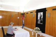 La directora general de la Unesco, Irina Bokova, firmó hoy el libro de condolencias abierto en la embajada de Cuba en Francia por el deceso del líder histórico de la Revolución, Fidel Castro.