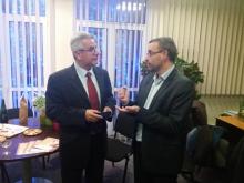 Sostiene Embajador de Cuba encuentro con autoridades locales de la ciudad de Grigny.