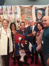 Visita Embajador cubano la Feria de París.