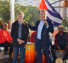 Le maire de Vitry-sur-Seine, en France, condamne le blocus des États-Unis contre Cuba.