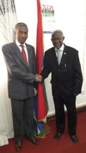Embajador cubano con el Canciller de Gambia