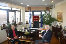 Alcalde de la ciudad griega de Larisa recibe al Consul de la Embajada de Cuba en Grecia.