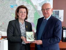 ALCALDESA DE ZOGRAFOU RECIBE AL EMBAJADOR 