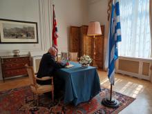 FIRMA DEL LIBRO DE CONDOLENCIAS POR DECESO DE SU MAJESTAD ISABEL II.