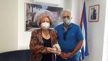 Amigos griegos con su corazón para Cuba.