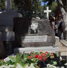 Homenaje al héroe griego Manolis Glezos en el primer cementerio de Atenas.