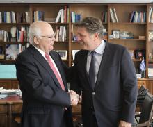 RECIBE EL VICEMINISTRO DE RREE DE GRECIA MILTIADIS VARVITSIOTIS AL EMBAJADOR DE CUBA