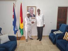 Cent ans avec Fidel: L’ambassadeur de Cuba reçoit l’écrivain guinéen Amadou Siafacedou Keita, président de l’Association Ahmed Sékou Touré