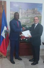 L'ambassadeur désigné présente des copies de ses lettres de créance au ministre des Affaires étrangères par intérim d'Haïti