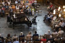 Las actuaciones de los pianistas y compositores cubanos, Ramón Valle y Gustavo Corrales, en la sede de Lutherse Kerk pusieron muy alto su calidad interpretativa,  que contó con las premieres a dos pianos, de dos composiciones de estos artistas: Johana,  de Valle y Guantánamo, de Corrales. Foto: Kim Veermat