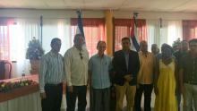El embajador Francisco Delgado en compañia del alcalde de Siguatepeque y los cooperantes cubanos.