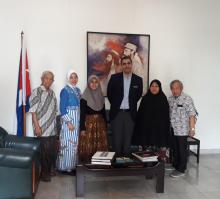 Embassy delivers to young Indonesian documents that accredit her to study medicine in Cuba