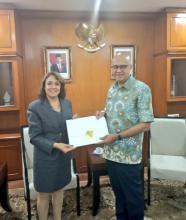 Cuban Ambassador to Indonesia presents her style copies