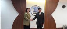 La Embajadora de Cuba en Indonesia, Nirsia Castro Guevara, con el Secretario General de la ASEAN, Lin Jock Hoi