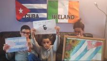 La joven generación cubano-irlandesa en este Primero de Mayo, continúa enviando a nuestra Embajada sus mensajes por el fin del bloqueo de EEUU a la Isla.