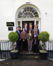 Embajador de Cuba sostiene encuentro con el Director Ejecutivo de la Cámara de Comercio de la ciudad de Cork.