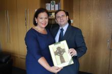 Fernando González sostiene encuentro con la Presidenta del Partido Sinn Féin.