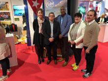 Cubanos residentes en Irlanda visitan el stand de Cuba en la Feria de Turismo de Dublin.