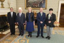 El Embajador de Cuba saluda al Presidente de Irlanda, con motivo del año nuevo.