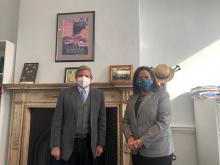 Sostiene el embajador de Cuba en Irlanda fraternal encuentro con la Presidenta del Partido Sinn Féin, Mary Lou McDonald.