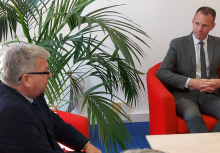 Visita la Embajada de Cuba en Irlanda, Vocero para las Relaciones Internacionales del Partido Sinn Féin.