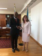 A la izquierda Presidente del FIDA y a la derecha Embajadora de Cuba en Italia