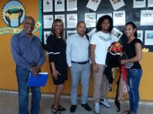 Miembros de la Asociación de Cubanos Residentes en Jamaica “Antonio Maceo”, encabezados por su presidenta, Damaris Hernández, participaron junto al personal de la Embajada de Cuba, y a estudiantes, profesores y egresados de la Escuela Técnica “José Martí”, en el acto por el Aniversario 43 de la inauguración de ese centro de estudios, con sede en la localidad de Spanish Town.