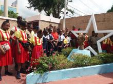 Thirty students ranging from 10 to12 years old and two teachers from the Ochos Ríos Primary School, located in the town of the same name in the parish of Saint Ann, visited the Embassy of the Republic of Cuba in Jamaica this morning.