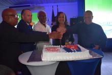 Pican el cake, de izquierda a derecha: Ibrahín Ortega, Segundo Secretario de la Embajada de Cuba; Thomas Tavares-Finson, Presidente del Senado de Jamaica; Percival J. Patterson, ex Primer Ministro; Inés Fors, Embajadora de Cuba; y Peter Phillips, Líder de la Oposición.