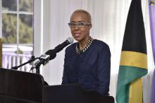 La ministra de Educación de Jamaica, Fayval Williams, dio la bienvenida oficial a los 18 nuevos maestros cubanos que impartirán clases de español y ciencias exactas en diversas escuelas de la isla caribeña.
