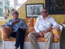 March 9 in the morning, the Counsellor of the Embassy of Cuba, Mr. Ricardo Calvo, and the Vice President of the Association of Cuban Residents in Jamaica, Mr. Osvaldo Cárdenas, paid a courtesy call on Beverly and Joseph Manley, ex-wife and son, respectively, of former Prime Minister of Jamaica and a great friend of Cuba, Michel Manley.